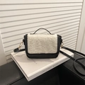 Borsa a tracolla minimalista in pelle nera e peluche bianco con manico fisso - Nero