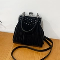 Borsa a tracolla vintage nera con frange, borchie argentate e chiusura in metallo - Nero