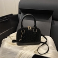 Bolso de mano negro con estampado de leopardo, herrajes dorados y correa fina larga - Negro