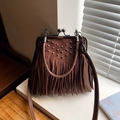 Borsa a tracolla in camoscio marrone con borchie vintage, frange e chiusura clip - Marrone
