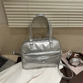 Metallisch silberne Y2K Bowling Tasche mit Schleife und Herzanhänger in Office-Umgebung - Silber