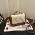 Borsa a tracolla in pelle marrone con patta in finta pelliccia bianca e fibbie dorate - Marrone