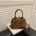 Bolso tipo concha marrón con estampado de leopardo y detalles en metal dorado - Marrón