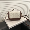 Borsa a tracolla in ecopelle marrone con patta in montone bianco e manico superiore - Marrone