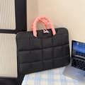 Gesteppte schwarze Laptoptasche mit rosa flauschigen Griffen und Schachbrettmuster - Schwarz Groß