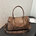 Grande borsa da viaggio marrone scuro con trama stropicciata e tracolla regolabile - Marrone