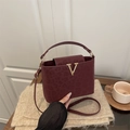 Burgunder Handtasche mit Leopardenmuster und goldener V-Schnalle auf Beigem Strick - Burgunderrot