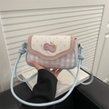 Detail der rosa-blauen Tasche mit Karomuster, Kirschstickerei und Schleifendeko - Nebelblau