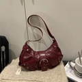 Bolso hobo luna granate oscuro con remaches plateados y hebilla de metal en escenario - Rojo