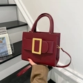 Schicke weinrote quadratische Handtasche mit goldener Schnalle und Schultergurt - Rot