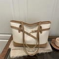 Bolso tote minimalista de cuero blanco y marrón con elegante detalle de hebilla metálica - Blanco Roto