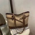 Bolso tote minimalista beige y marrón con textura granulada y hebilla metálica - Caqui