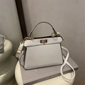 Sac à main trapèze en cuir blanc élégant avec ferrures dorées et finitions noires - Blanc