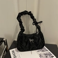Schicke schwarze Plissee-Hobo-Tasche mit silberner Schleife und gerafftem Schultergurt - Schwarz
