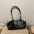 Vintage schwarze glänzende Schultertasche im minimalistischen Boston-Stil Design - Schwarz