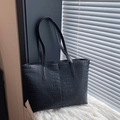 Elegante borsa tote nera con trama a coccodrillo, grande capacità e spalline in pelle - Senza Pendente / Nero