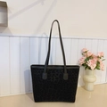 Sac fourre-tout noir élégant avec motif léopard texturé et fines bandoulières noires - Noir