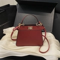 Sac trapèze rouge élégant avec fermoir rotatif doré et bandoulière réglable - Marron