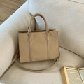 Retro khaki geweven handtas met bruin kunstleer op een minimalistische bank - Off-white (Zonder Hanger)