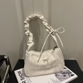 Beigefarbene Satin-Schultertasche mit gerafftem Griff und silberner Schleife - Weiß