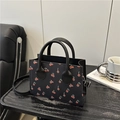 Süße Kirschprint-Tasche in Schwarz mit Griffen und verstellbarem Schultergurt - Schwarz