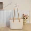 Sac fourre-tout léopard beige avec bandoulières kaki sur fond en bois clair élégant - Blanc Cassé