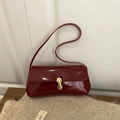 Sac à bandoulière baguette chic en cuir verni rouge foncé avec boucle en métal doré - Rouge