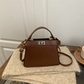 Sac trapèze en cuir marron avec fermoir doré et bandoulière réglable pour femmes - Marron