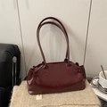 Vintage minimalistische Boston-Schultertasche aus tiefburgunderrotem Kunstleder mit Glanz - Rot