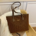 Sac fourre-tout à imprimé léopard marron avec logo doré sur fond intérieur chaleureux - Marron