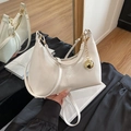 Elegante borsa a mezzaluna beige con logo in rilievo e ciondolo a sfera dorata - Bianco