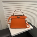 Sac à main trapèze orange en similicuir avec fermoir rotatif doré et bandoulière - Orange