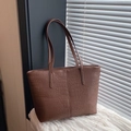 Borsa tote marrone scuro con trama a coccodrillo e manici lunghi per uno stile versatile - Senza Pendente / Marrone