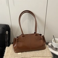 Braune Vintage Schultertasche aus Kunstleder im Boston-Stil für Damen in Lifestyle-Umgebung - Braun
