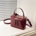 Borsa a scatola minimalista in pelle verniciata bordeaux con dettagli dorati - Rosso