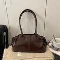 Glänzende dunkelbraune Boston-Schultertasche im minimalistischen Vintage-Design - Braun