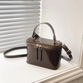Borsa a scatola in pelle verniciata marrone con cerniera dorata e manico - Marrone