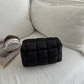 Elegante borsa trapuntata nera con trama a quadri soffice e chiusura a zip - Nero