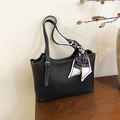 Borsa tote in pelle nera con cuciture a contrasto e un foulard in seta fantasia - Nero