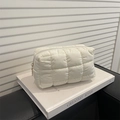 Pochette minimalista in nylon trapuntato bianco con motivo a quadri e zip in metallo - Bianco