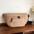 Borsa a tracolla kaki grande capacità con trama intrecciata quadrata e tracolla larga - Cachi