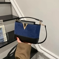 Gewatteerde blauwe suède en zwarte lederen handtas met gouden V-vormig metalen slot - Blauw