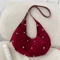 Bolso hobo de terciopelo granate con tachuelas doradas y forma de media luna para invierno - Rojo