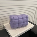 Elegante pochette trapuntata lavanda in piumino con trama a quadri e zip dorata - Viola