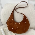 Bolso hobo de ante marrón con detalles de remaches dorados y correa de cuero suave - Marrón
