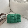 Borsa pochette trapuntata verde vivace con motivo a scacchi e texture soffice - Verde