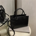 Elegante schwarze Handtasche aus plissiertem Leder mit Griffen und abnehmbarem Gurt - Schwarz