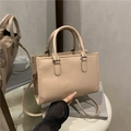 Schicke beige strukturierte Tragetasche mit vertikalen Streifen und Umhängeriemen - Khaki