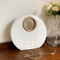 Sac à main blanc rond motif crocodile avec poignée anneau doré et bandoulière chaîne - Blanc