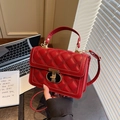 Elegante rote gesteppte quadratische Handtasche mit goldenem T-Verschluss und Schulterriemen - Burgunderrot